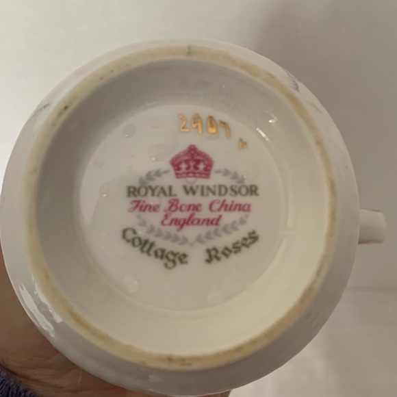ROYAL WINDSOR | Cabbage Roses pattern. Fine Bone China Mug. - Picture 8 of 8